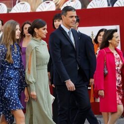 La Infanta Sofía, la Reina Letizia, Pedro Sánchez y Margarita Robles en el desfile militar por la Fiesta Nacional 2022