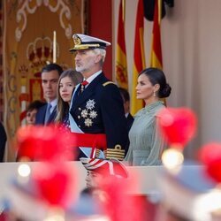 Pedro Sánchez, la Infanta Sofía y los Reyes Felipe y Letizia en el desfile militar por la Fiesta Nacional 2022