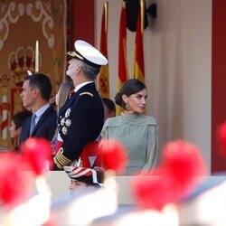 La Reina Letizia junto al Rey Felipe VI en el desfile militar por la Fiesta Nacional 2022