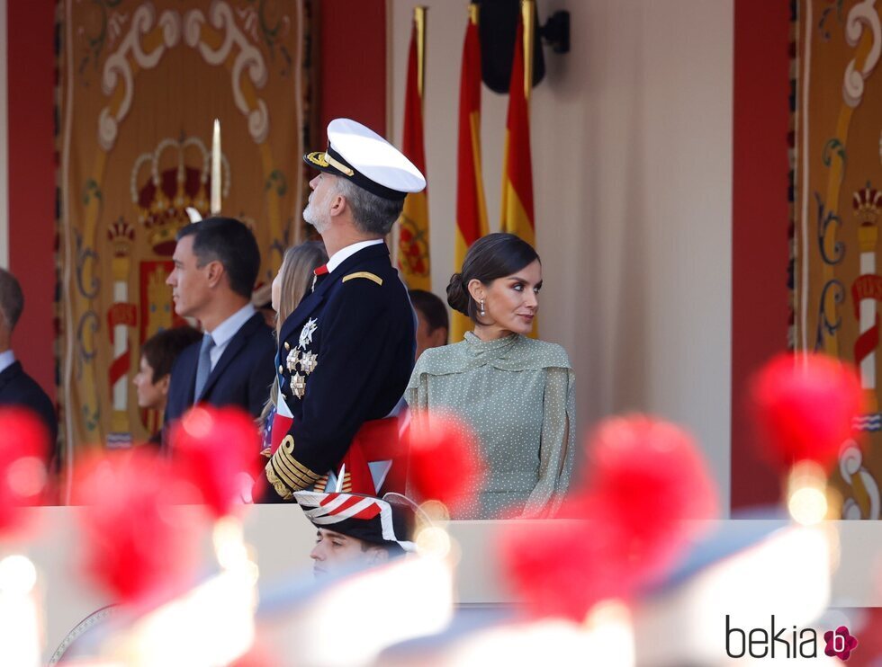 La Reina Letizia junto al Rey Felipe VI en el desfile militar por la Fiesta Nacional 2022