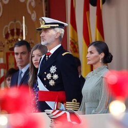 Los Reyes Felipe y Letizia, la Infanta Sofía y Pedro Sánchez en el desfile militar por la Fiesta Nacional 2022