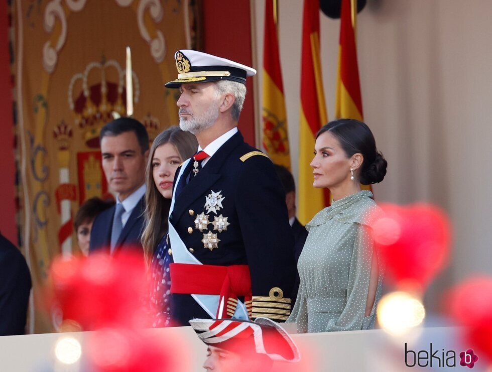 Los Reyes Felipe y Letizia, la Infanta Sofía y Pedro Sánchez en el desfile militar por la Fiesta Nacional 2022