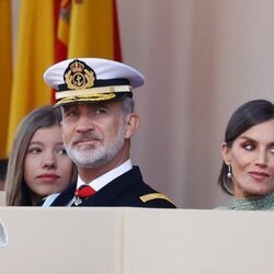 Los Reyes Felipe y Letizia y la Infanta Sofía en el desfile militar por la Fiesta Nacional 2022