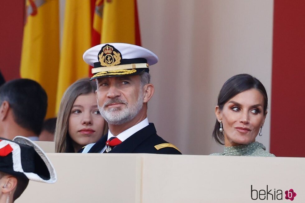 Los Reyes Felipe y Letizia y la Infanta Sofía en el desfile militar por la Fiesta Nacional 2022