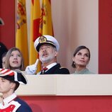 Los Reyes Felipe y Letizia y Infanta Sofía mirando los aviones en el cielo en el desfile militar por la Fiesta Nacional 2022