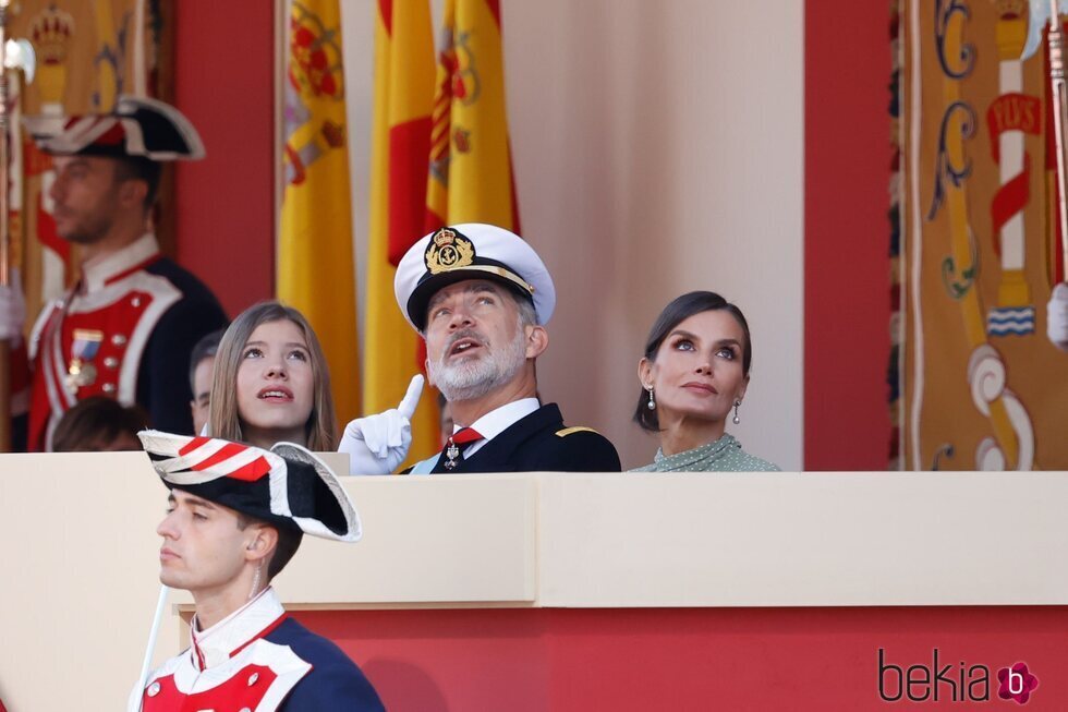 Los Reyes Felipe y Letizia y Infanta Sofía mirando los aviones en el cielo en el desfile militar por la Fiesta Nacional 2022