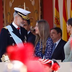 El Rey Felipe VI y la Infanta Sofía, muy cómplices junto a la Reina Letizia en el desfile militar por la Fiesta Nacional 2022