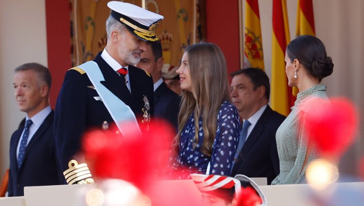 El Rey Felipe VI y la Infanta Sofía, muy cómplices junto a la Reina Letizia en el desfile militar por la Fiesta Nacional 2022