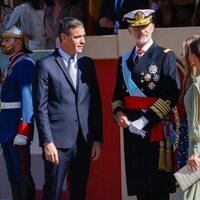 Pedro Sánchez, los Reyes Felipe y Letizia y la Infanta Sofía en el desfile militar por la Fiesta Nacional 2022