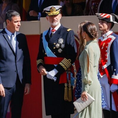 Pedro Sánchez, los Reyes Felipe y Letizia y la Infanta Sofía en el desfile militar por la Fiesta Nacional 2022