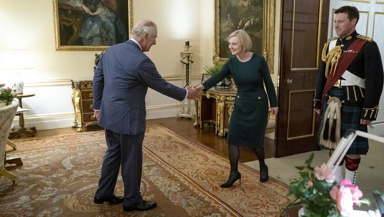 El Rey Carlos III recibe en audiencia a Liz Truss en Buckingham Palace