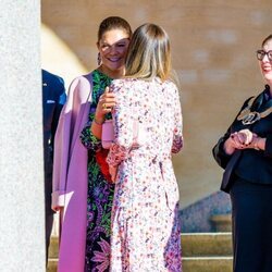 Victoria de Suecia y Sofia de Suecia dándose un beso duranta la Visita de Estado de los Reyes de Holanda a Suecia