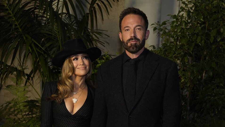 Jennifer Lopez mira con ternura a Ben Affleck en el desfile de Ralph Lauren en Pasadena