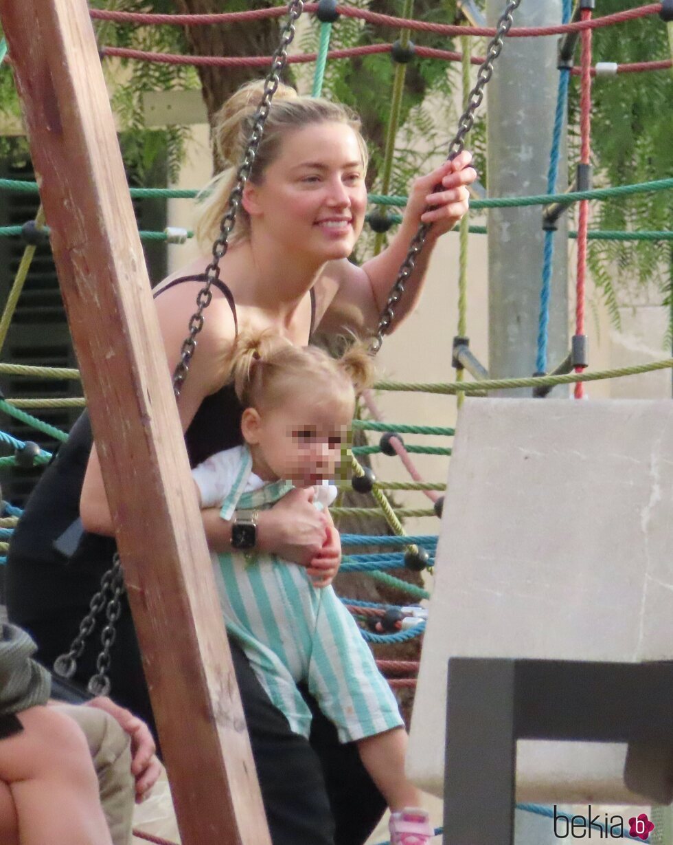 Amber Heard jugando con su hija en un parque de Mallorca