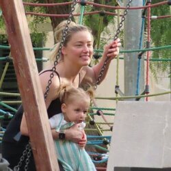 Amber Heard jugando con su hija en un parque de Mallorca
