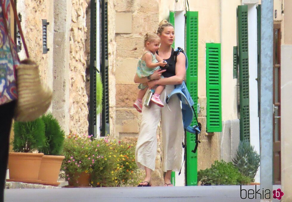 Amber Heard paseando con su hija por Mallorca