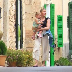 Amber Heard paseando con su hija por Mallorca