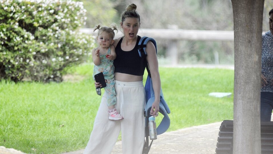 Amber Heard, enfadada al ser fotografiada con su hija