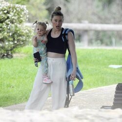 Amber Heard, enfadada al ser fotografiada con su hija