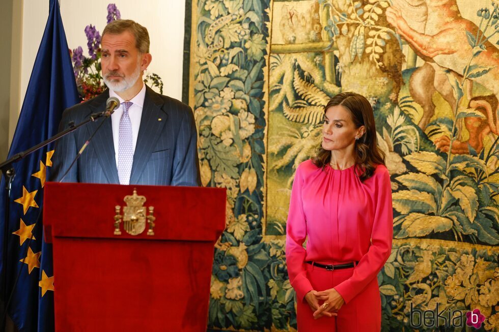El Rey Felipe da un discurso en Berlín ante la mirada de la Reina Letizia