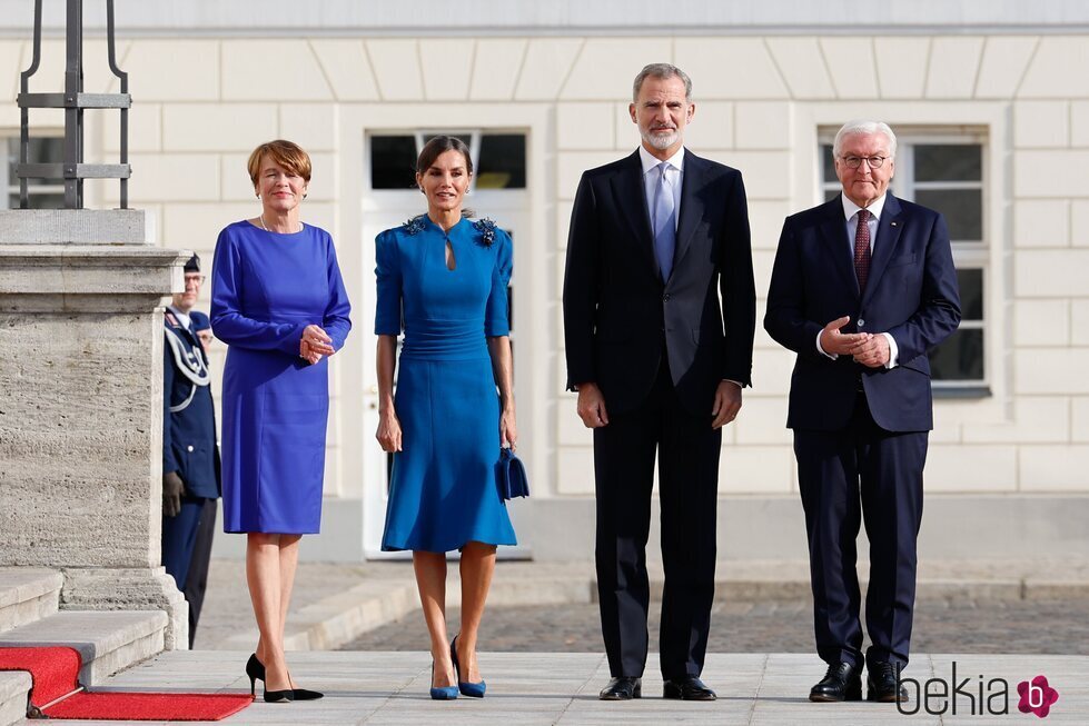 Los Reyes Felipe y Letizia con Frank-Walter Steinhemeier y Elke Bündenbender en la ceremonia de bienvenida en Alemania