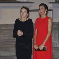 La Reina Letizia conversa con la primera dama de Alemania en la cena de estado celebrada en Berlín