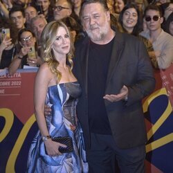Russell Crowe y su novia Britney Theriot en Roma