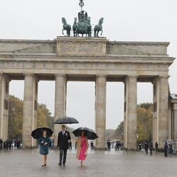 Los Reyes Felipe y Letizia y la Alcaldesa de Berlín en la Puerta de Brandeburgo en la Visita de Estado de los Reyes de España a Alemania