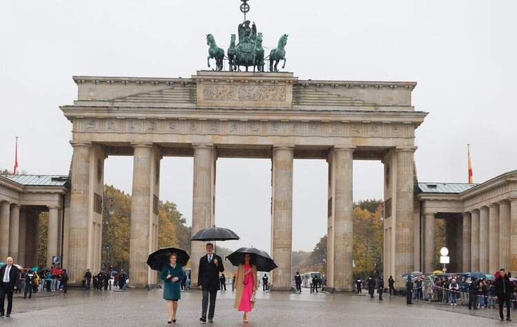 Los Reyes Felipe y Letizia y la Alcaldesa de Berlín en la Puerta de Brandeburgo en la Visita de Estado de los Reyes de España a Alemania