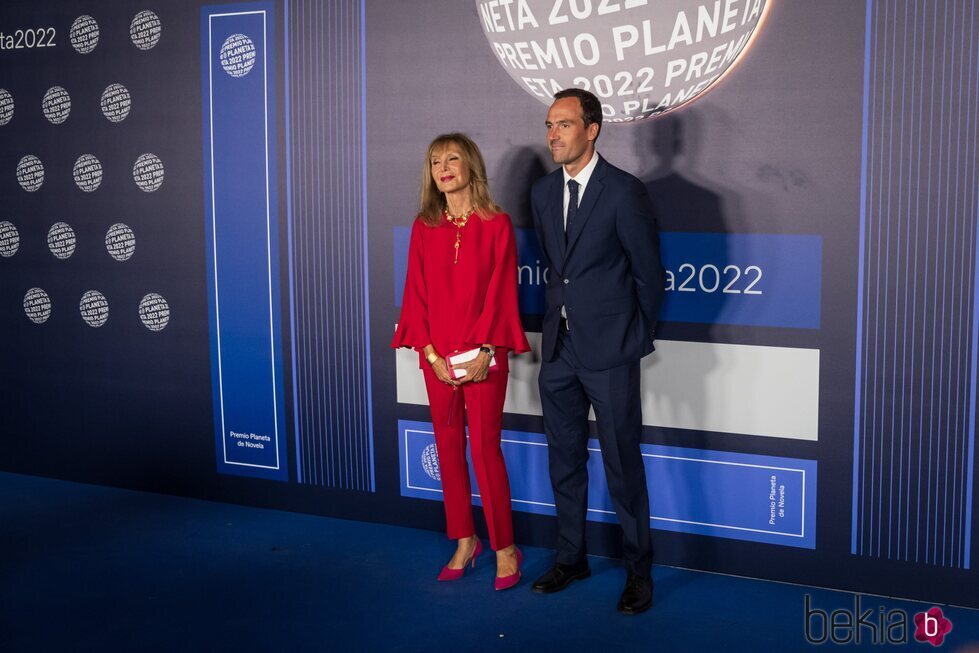 Pilar Eyre y su hijo en el Premio Planeta 2022