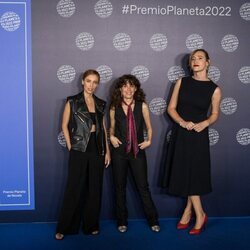 Leticia Dolera, Nuria Gago y Abril Zamora en el Premio Planeta 2022
