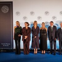 Columna Martí, Ada Colau, Pilar Alegría, Yolanda Díaz, José Crehueras, Miquel Iceta y Joan Subirats en el Premio Planeta 2022