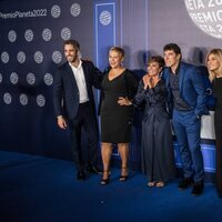 Roberto Leal, Gloria Serra, Sonsoles Ónega, Manel Fuentes, Sandra Golpe y Vicente Vallés en el Premio Planeta 2022