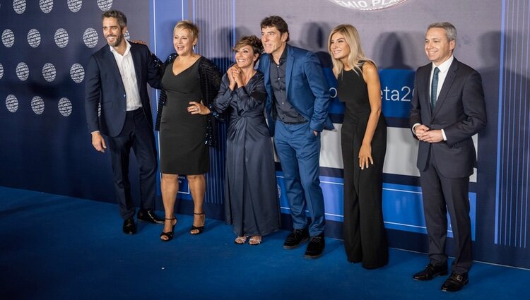 Roberto Leal, Gloria Serra, Sonsoles Ónega, Manel Fuentes, Sandra Golpe y Vicente Vallés en el Premio Planeta 2022