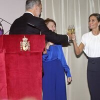 Los Reyes Felipe y Letizia brindando en la recepción en honor al Presidente de Alemania y su esposa en Frankfurt en su Visita de Estado a Alemania