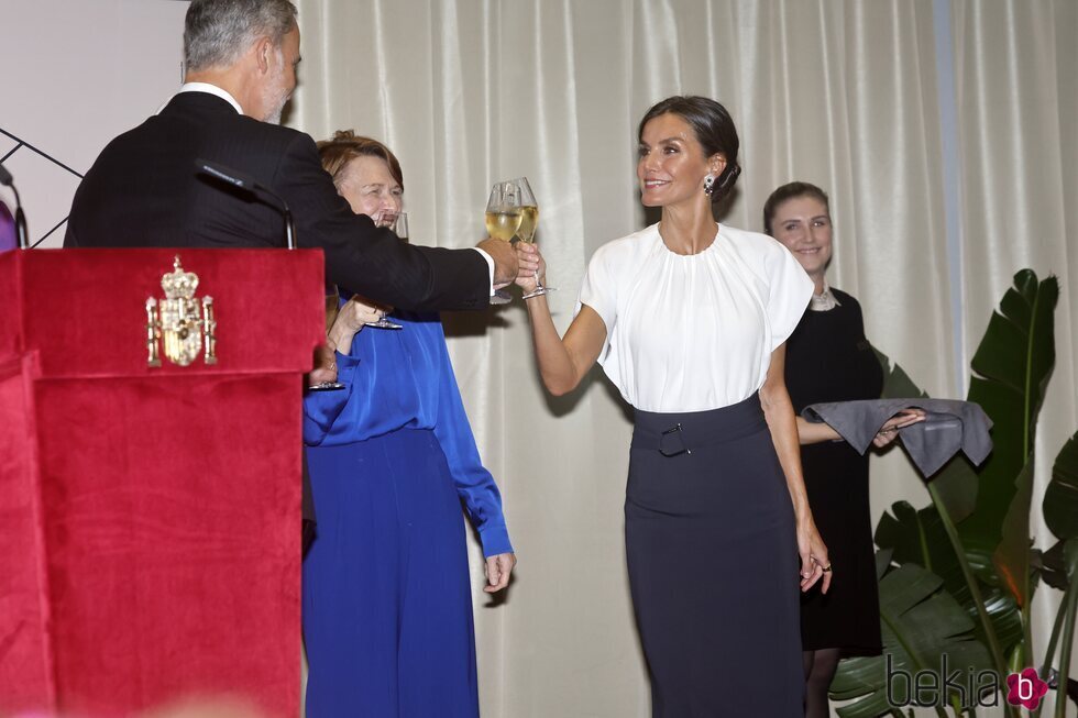 Los Reyes Felipe y Letizia brindando en la recepción en honor al Presidente de Alemania y su esposa en Frankfurt en su Visita de Estado a Alemania