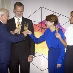 Los Reyes Felipe y Letizia brindando con el Presidente de Alemania y su esposa en Frankfurt