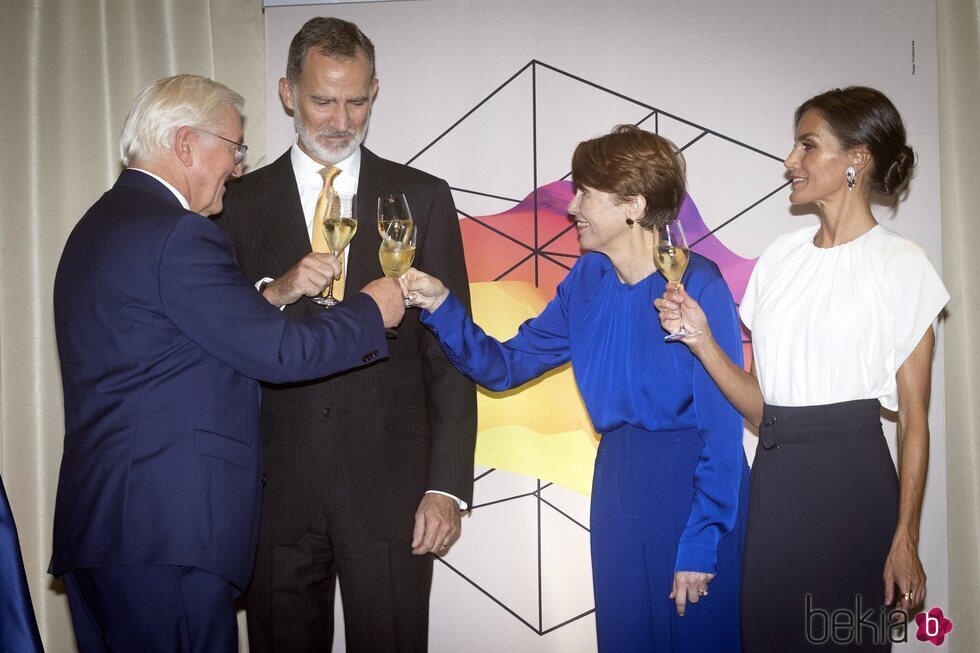 Los Reyes Felipe y Letizia brindando con el Presidente de Alemania y su esposa en Frankfurt