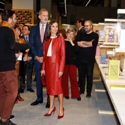 Los Reyes Felipe y Letizia recorriendo la Feria del Libro de Frankfurt 2022 en su Visita de Estado a Alemania