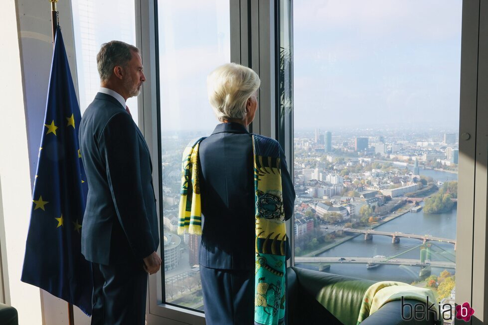 El Rey Felipe VI y Christine Lagarde admirando las vistas de Frankfurt desde la sede del Banco Central Europeo
