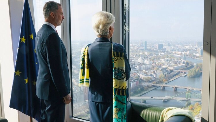 El Rey Felipe VI y Christine Lagarde admirando las vistas de Frankfurt desde la sede del Banco Central Europeo