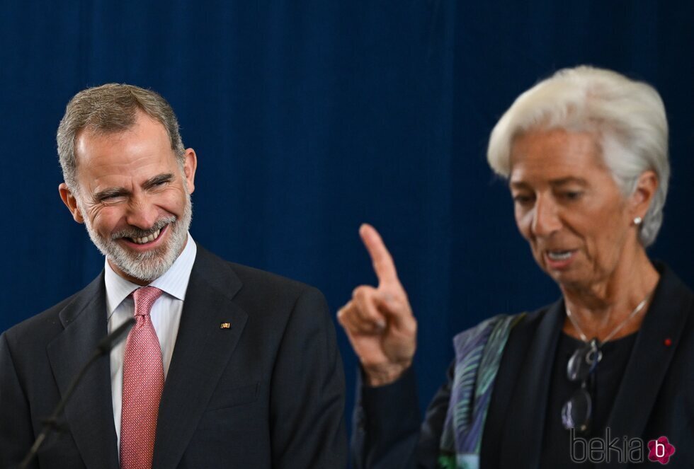 El Rey Felipe VI bromea con Christine Lagarde en la sede del Banco Central Europeo en Frankfurt