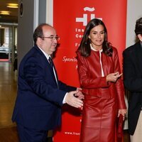 Miquel Iceta, la Reina Letizia y Luis García Montero haciendo indicaciones en la sede del Cervantes en Frankfurt
