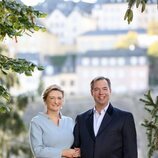 Guillermo y Stéphanie de Luxemburgo posan muy sonrientes en su décimo aniversario de boda