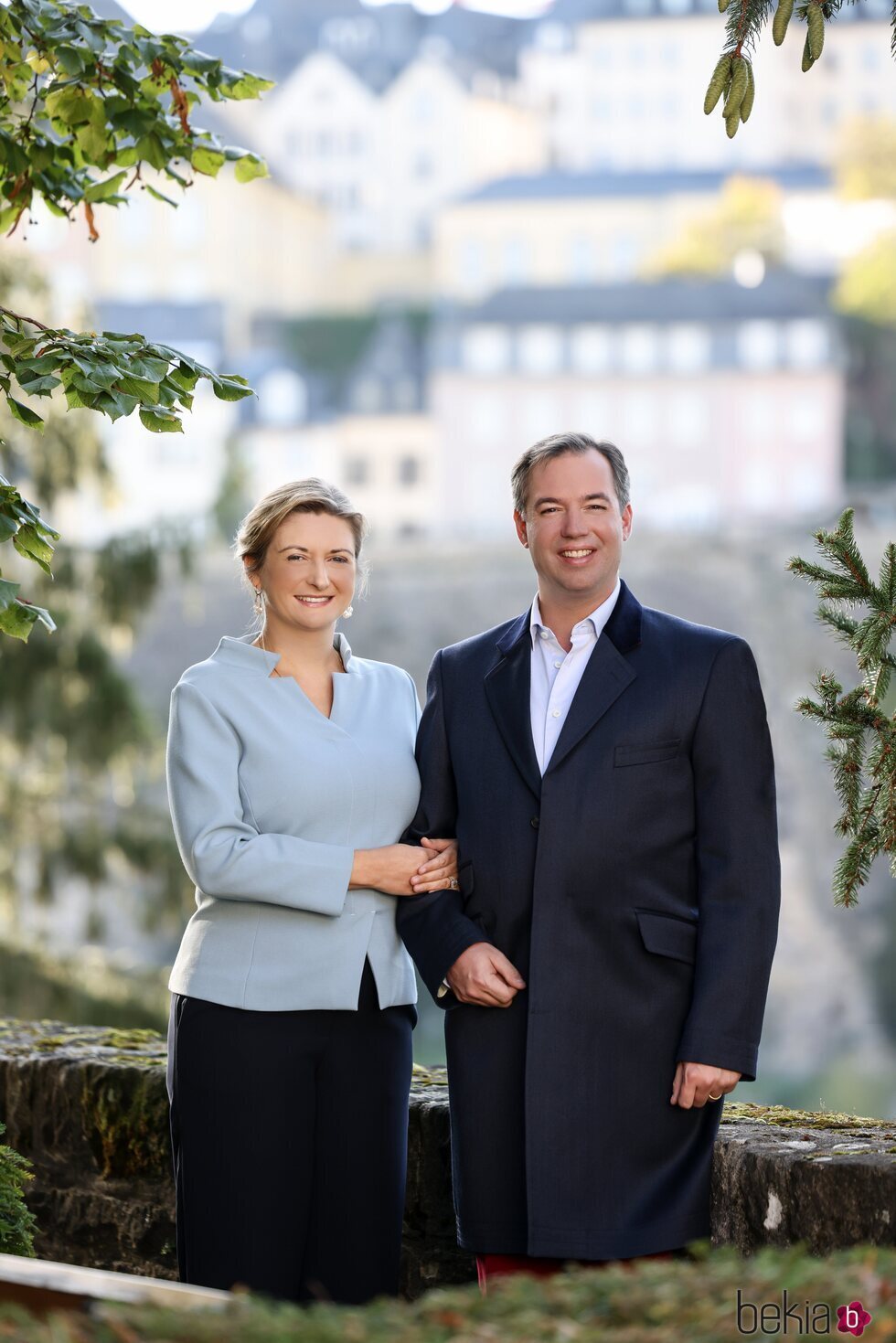 Guillermo y Stéphanie de Luxemburgo posan muy sonrientes en su décimo aniversario de boda