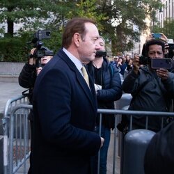 Kevin Spacey saliendo de los juzgados tras ser absuelto por agresión sexual