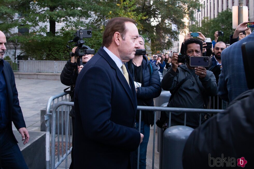 Kevin Spacey saliendo de los juzgados tras ser absuelto por agresión sexual