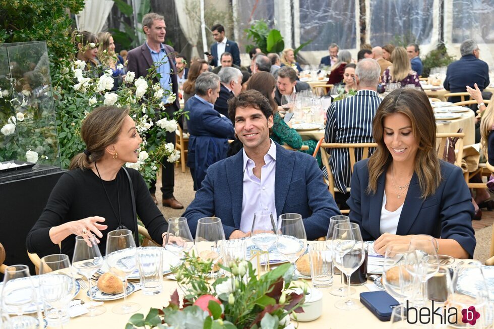 Cayetano Rivera de risas con Isabel Preysler y Ana Boyer en la fiesta de la cátedra de Mario Vargas Llosa