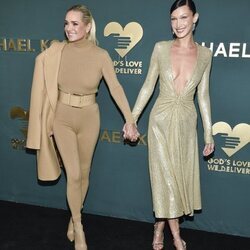 Yolanda y Bella Hadid en los premios Golden Heart 2022