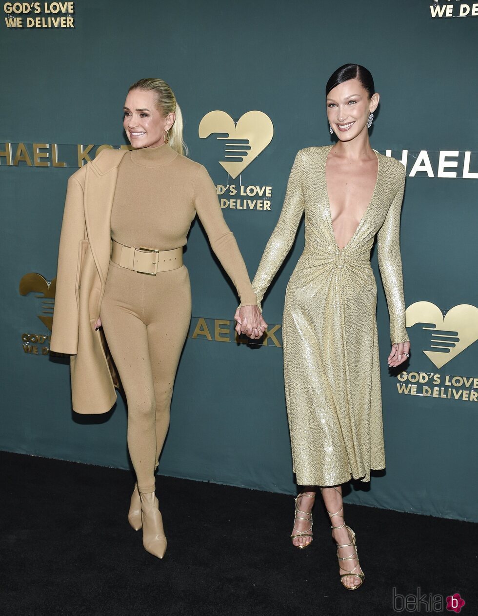 Yolanda y Bella Hadid en los premios Golden Heart 2022